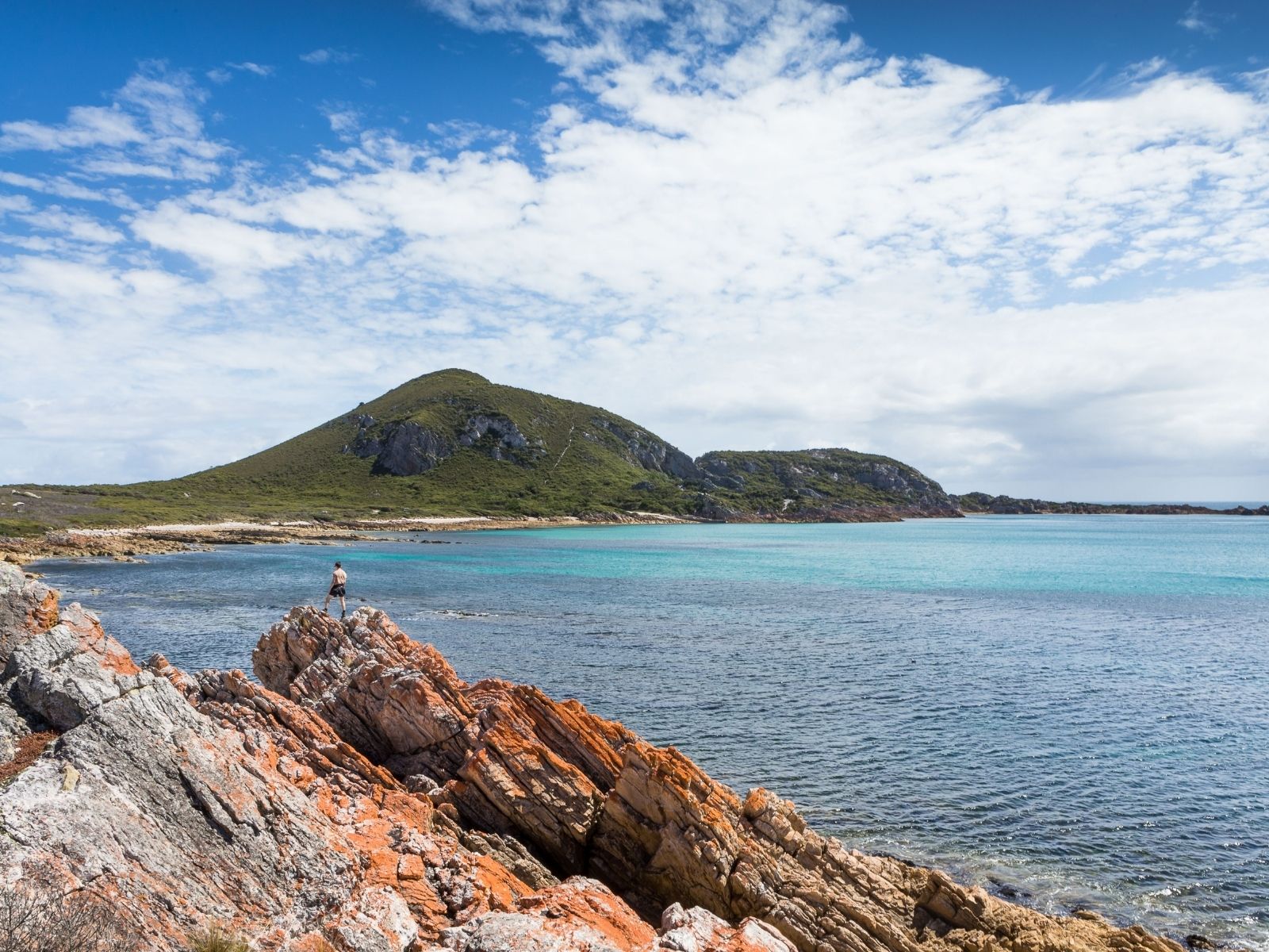 Rocky coastline and clear blue water near North Cave in pinmatik/Rocky Cape National Park